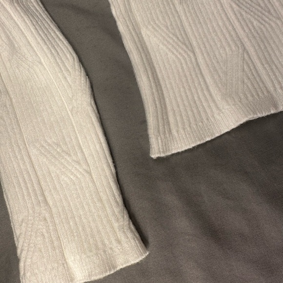 White Sweater by Lulus with texture long sleeve and rounded neck New with Tags - Picture 6 of 8